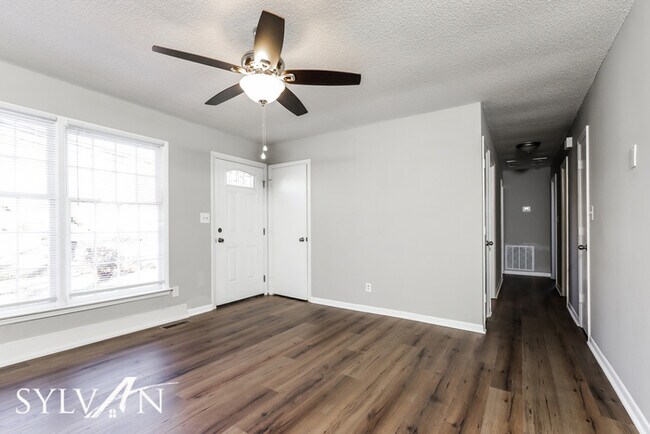 Building Photo - Cute, cozy and comfortable