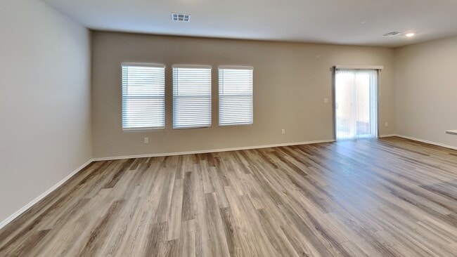 Building Photo - *MOVE IN SPECIAL: 2nd Month's Rent FREE, C...