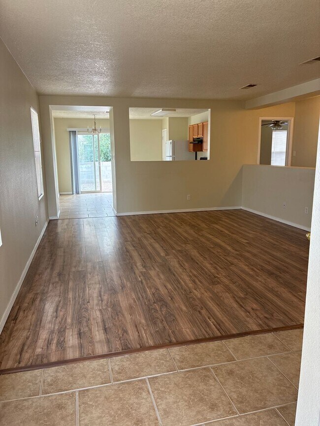 Foto del edificio - 6136 Rose Park Ave NW