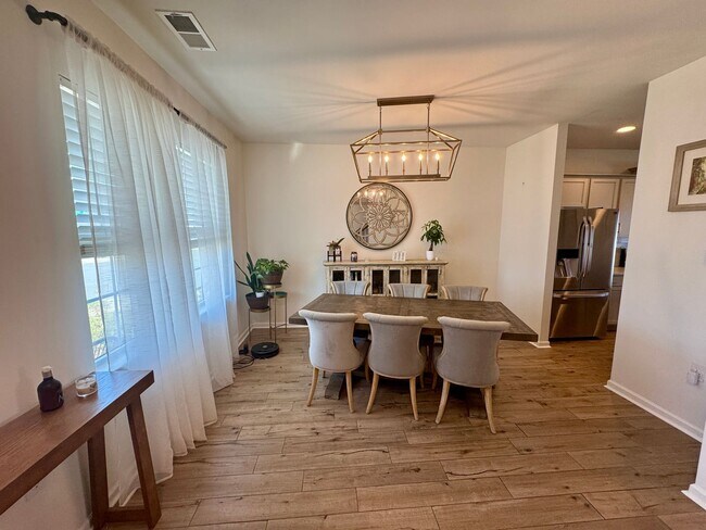 Building Photo - Beautiful 5BR/3BA Home in Roberta Ridge