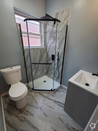 Full Bathroom - 2319 S Carlisle St