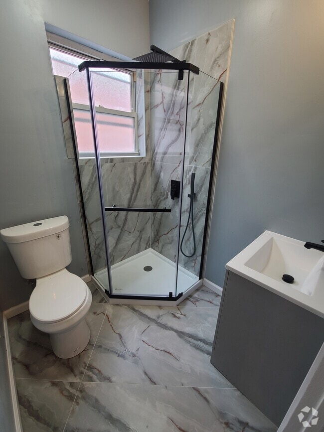 Full Bathroom - 2319 S Carlisle St