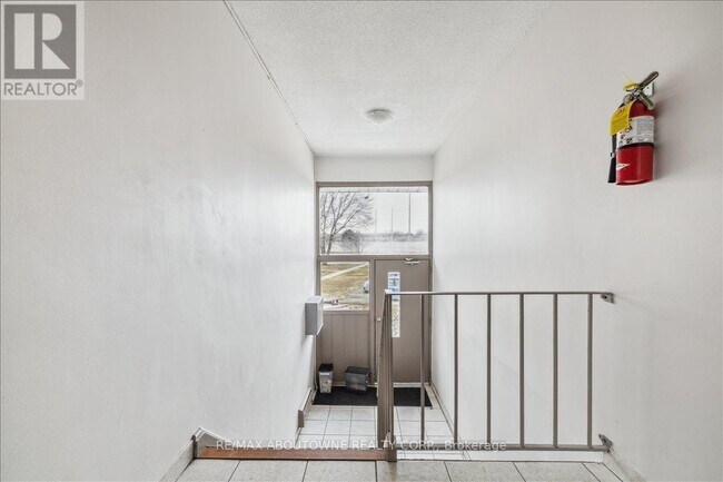 Photo du bâtiment - 2350 Queensway Dr