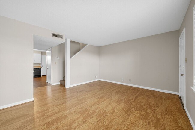 Foto del edificio - End Unit Ready for You to Call Home