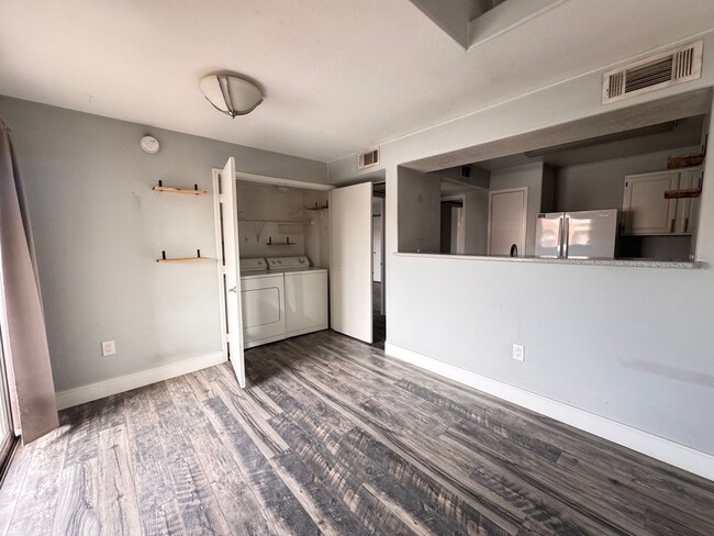 Building Photo - 2nd Floor 2 Bedroom Condo in Gated Community