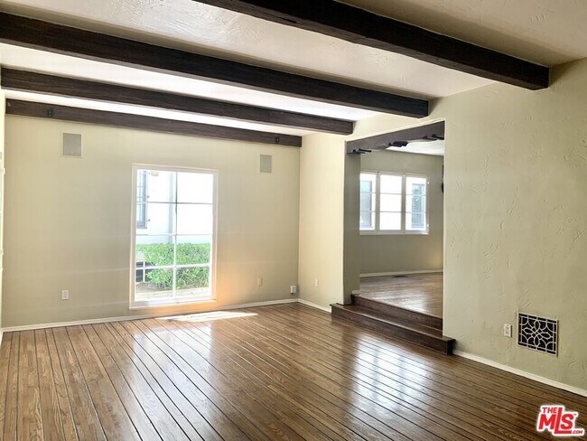 Building Photo - 327 N Orange Dr