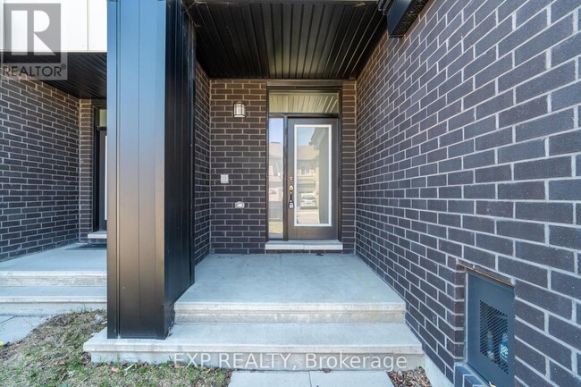 Building Photo - 531 Triangle St