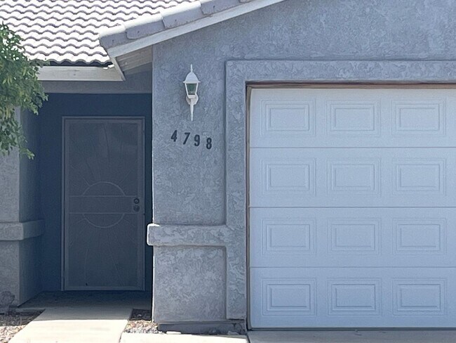 Foto del edificio - 2 BR 2Ba Home with YARD, Garage, close to Hwy 95 Fort Mohave