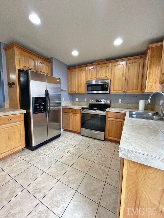 Building Photo - Lovely 2BD Condo in East Vancouver with Fe...