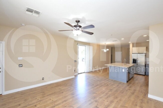 Building Photo - 4249 E Santa Fe Ln