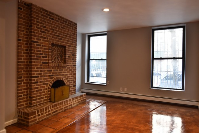 Building Photo - 306 E 105th St