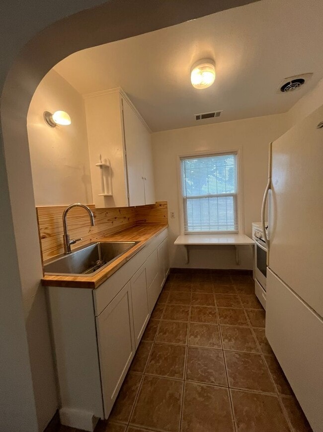 Building Photo - 344 N M St