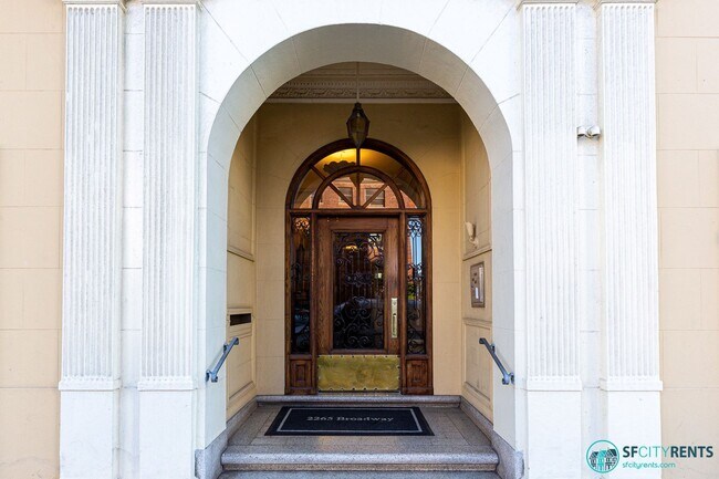 Building Photo - Pacific Heights: Elegant Top Floor 2 Bed 2...