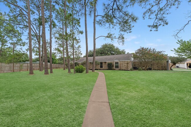 Building Photo - 8219 Wateka Cir
