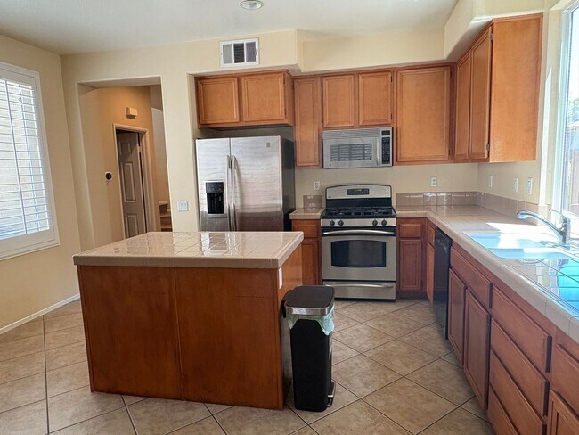 Foto del edificio - 3 bedroom, 2.5 bath Home located in the Gated College Lane Community in Redlands, CA