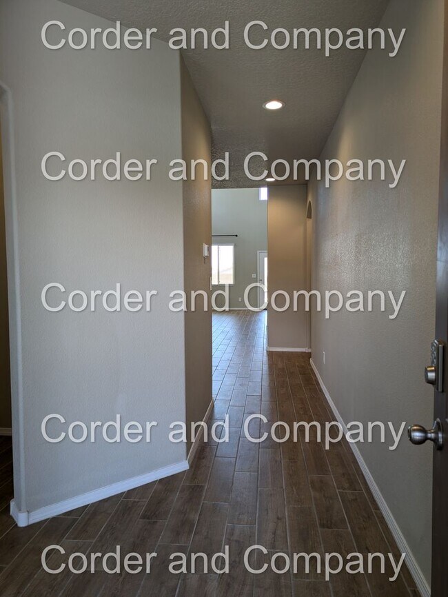 Foto del edificio - Massive and Naturally Lit 2 Story 4 Bedroo...