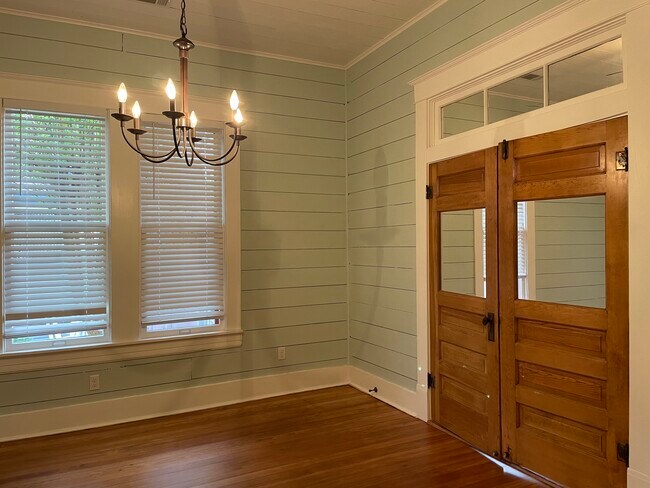 Comedor - 1013 W 6th St