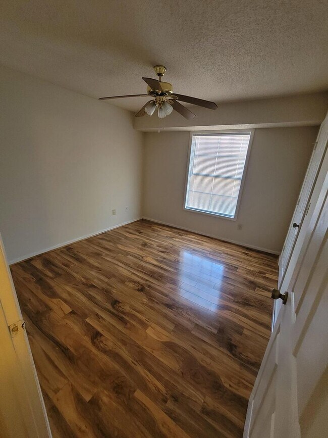 Foto del edificio - READY TO MOVE IN !!  2 Beds/2Baths!