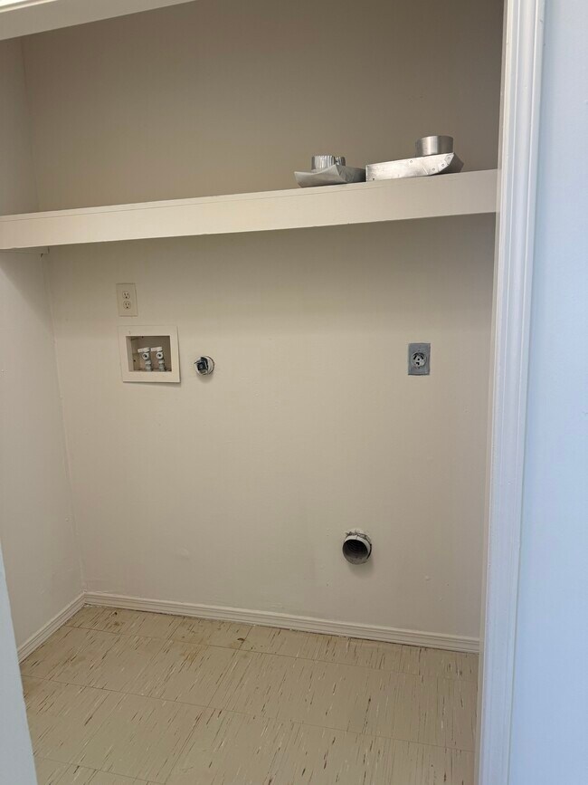 Building Photo - 109 Upsilon St