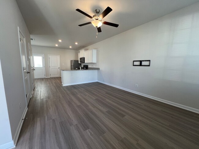 Foto del edificio - End unit townhome in the new Huntington Po...