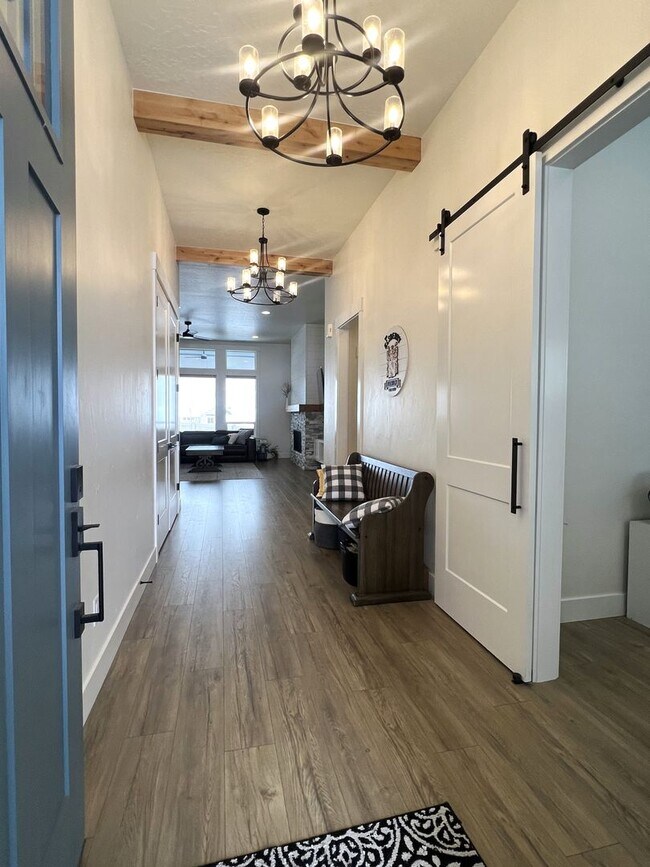 Building Photo - Gorgeous 3 bed 2 ba home in the perfect Me...