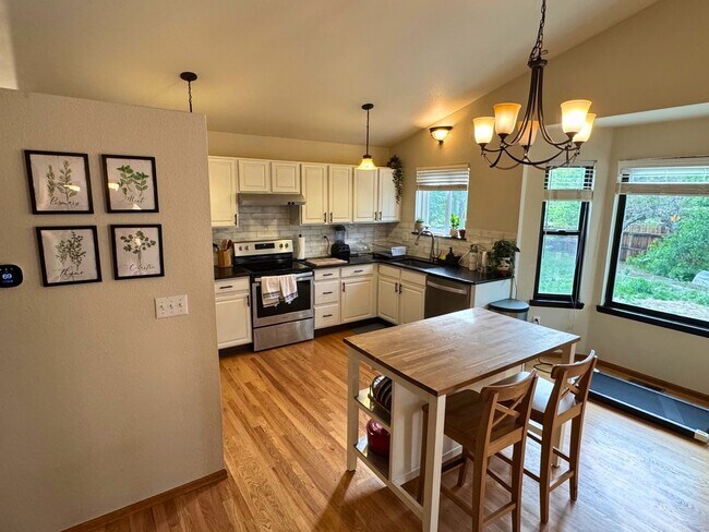 Building Photo - Spacious 5BR House in Aurora