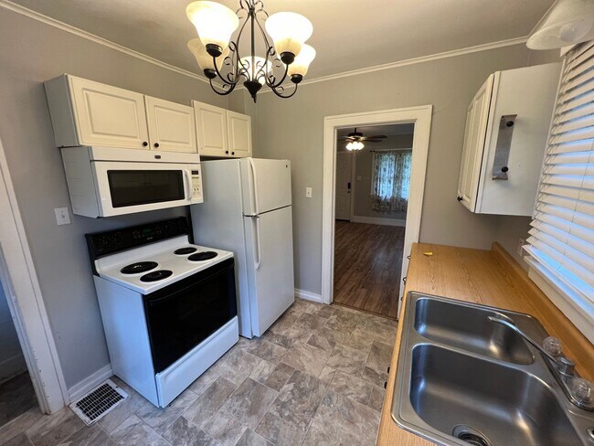 Foto del edificio - A Cozy Retreat: 2-Bedroom, 1-Bathroom Hous...