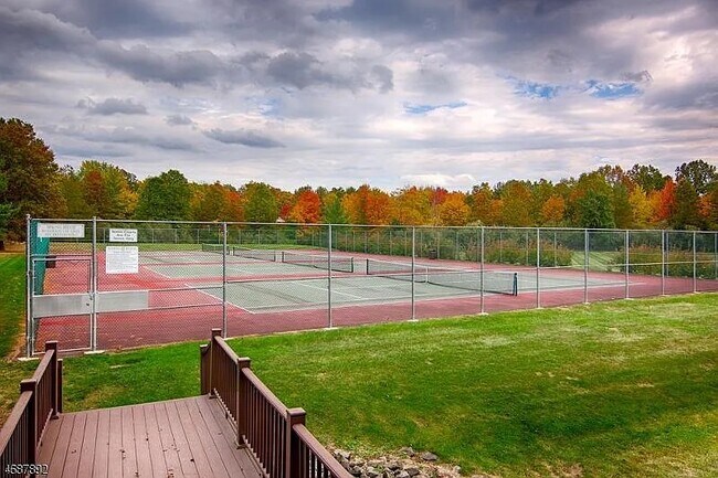 Foto del edificio - 65 Jamestown Rd