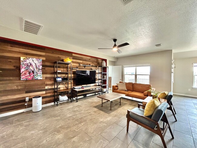 Building Photo - Stunning 3/BR 2/BA Home with Spacious Back...