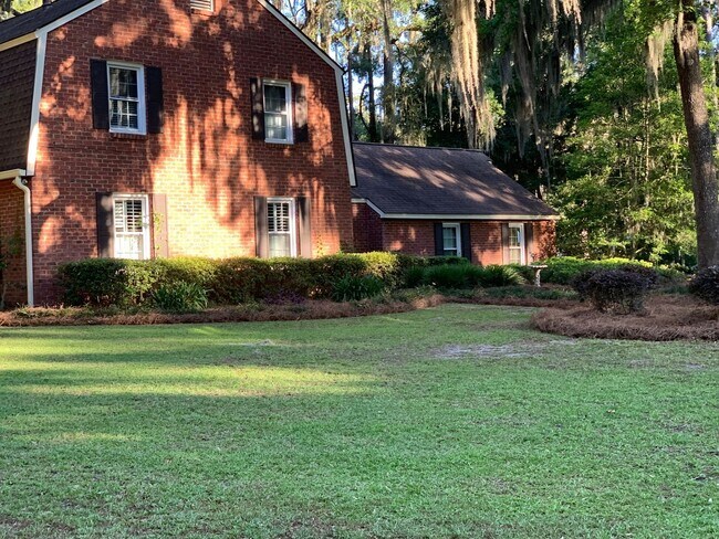 Foto del edificio - Spacious 5BR House in Savannah