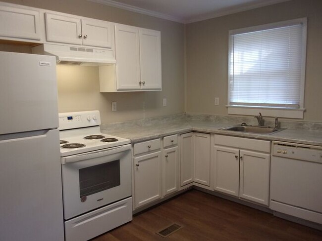 Building Photo - Renovated 2 Bedroom 1 1/2 Bath Townhome - ...