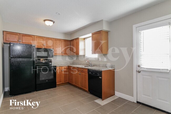 Foto del edificio - 717 NE Westwind Dr
