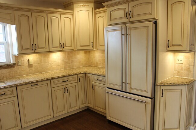 Kitchen - 715 Midland Ave