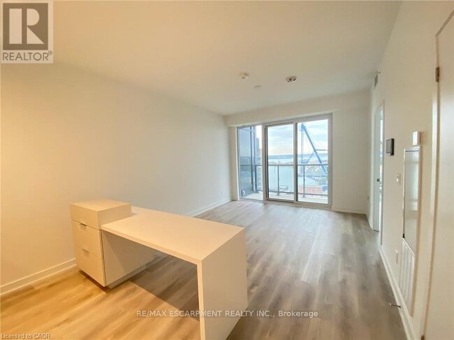 Building Photo - 370 Martha St