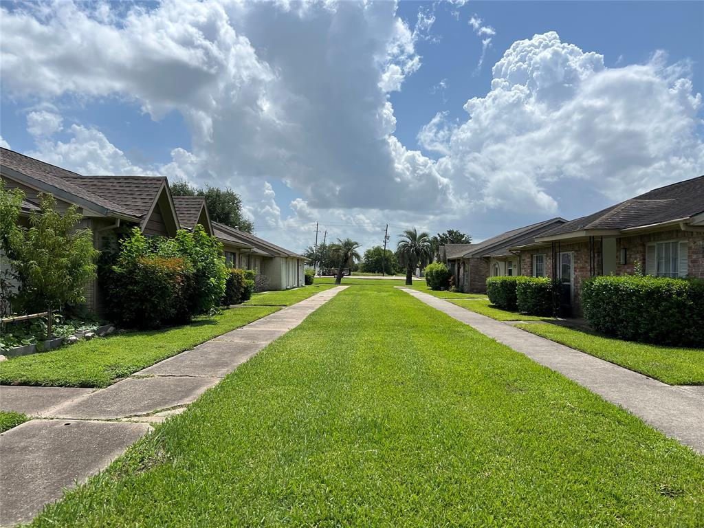Foto principal - 8330 Leamont Dr