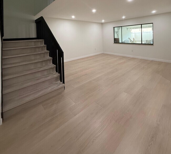 Sala de estar y escaleras - 5347 Emerald Isle Dr