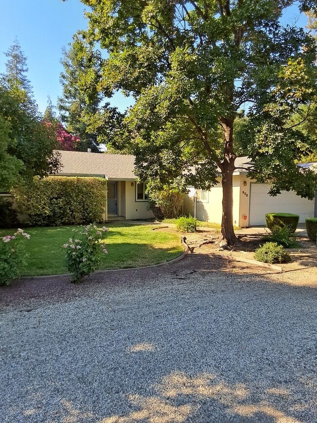 Foto del edificio - 3 bed/1.5 bath on large corner lot