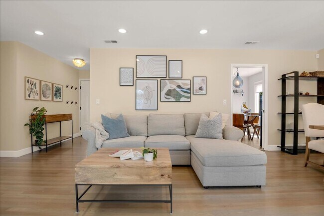 Building Photo - Beautiful spacious 3 bed 2 bath in Belmont