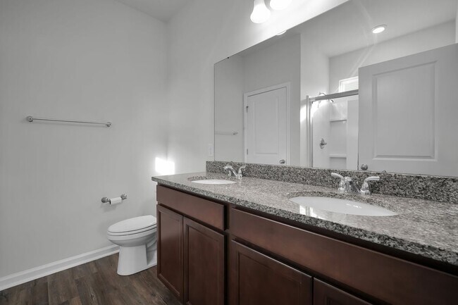 Building Photo - Great location in Richmond Hill