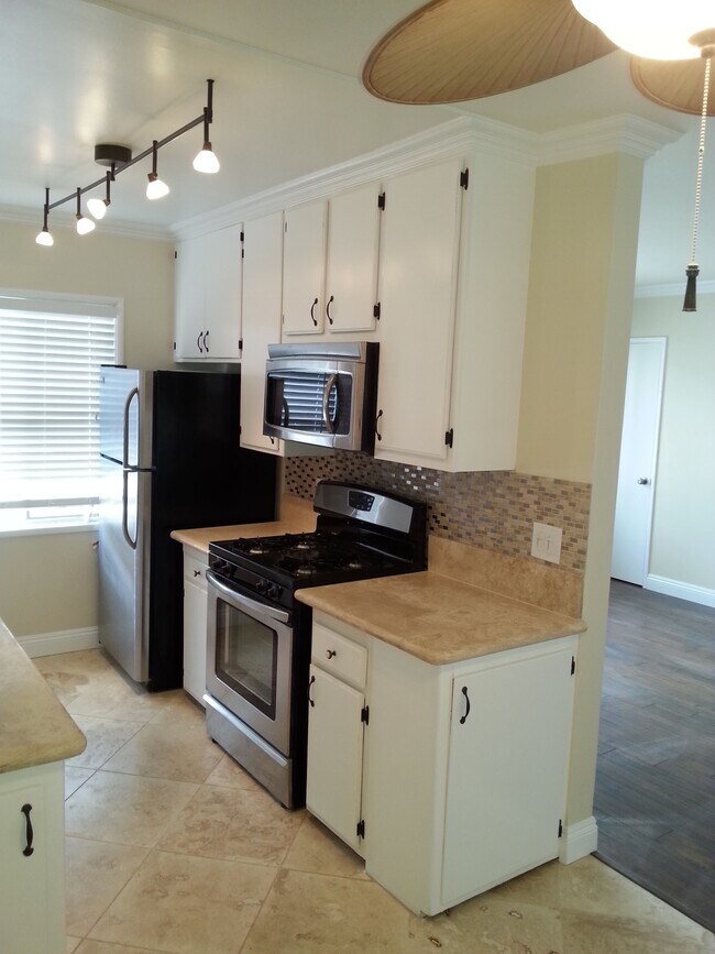 Foto del edificio - 1328 N McCadden Pl