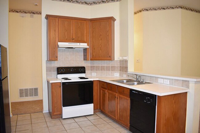 Foto del edificio - AVAILABLE NOW - Charming 3 Bed Home in Denton | Open Layout, Fireplace, Large Backyard