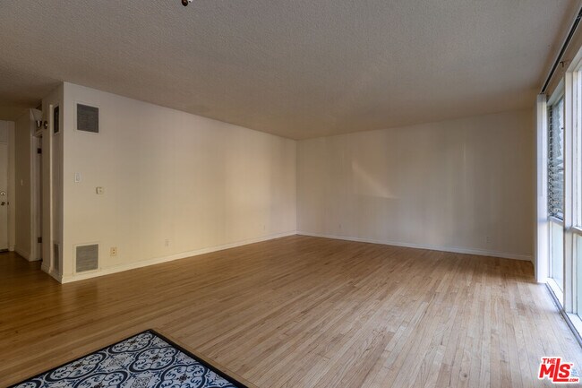 Building Photo - 11133 Rose Ave