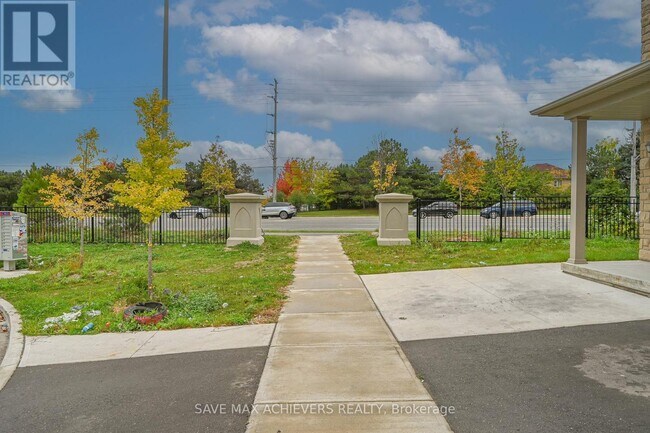 Building Photo - 4 Hashmi Pl