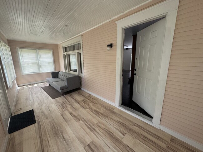 Building Photo - Charming 2-Bedroom Retreat on Morgan Avenue with Spacious 1106 Sq Ft Living Space