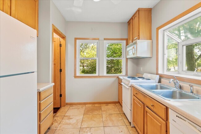 Building Photo - 1115 W 1st St