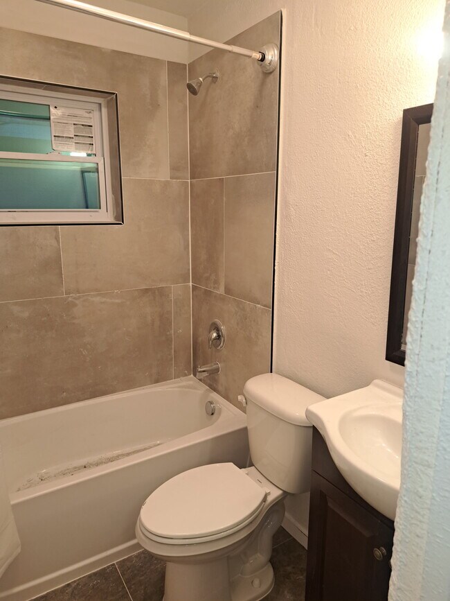 Foto del edificio - 4926 David Ave