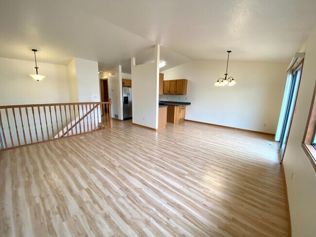 Building Photo - 3 bed Twinhome!!