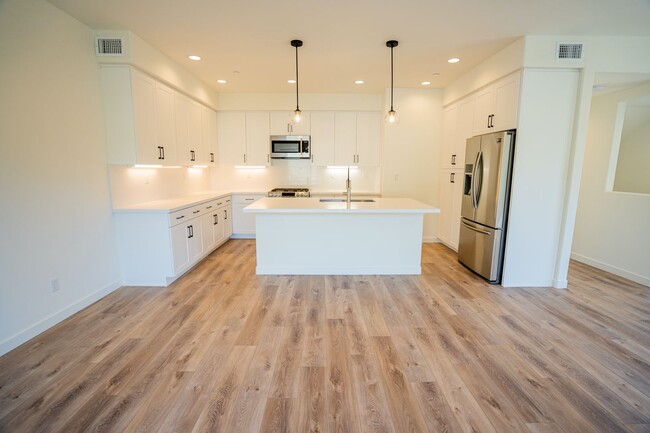 Building Photo - Stunning Luxury Townhome in Encinitas