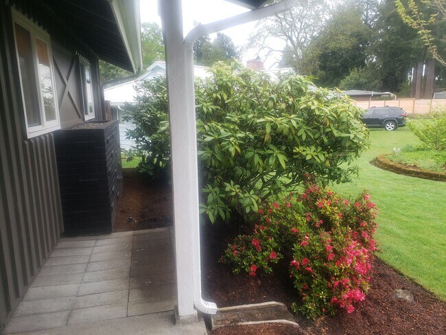 Building Photo - 3 Bedroom One Level House with Large Backyard on Cul de Sac in NE Portland