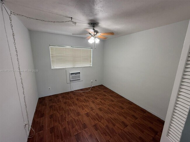 Foto del edificio - 7401 Pines Blvd